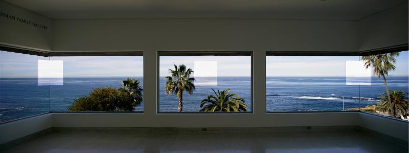 Reproduction Quality: the image is a panorama without crack